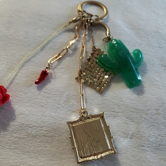 ART FRIDA KAHLO BAG CHARM PURSE KEYCHAIN GOLD FOLK ART SUCCULENT RED GREEN - Picture 7 of 8